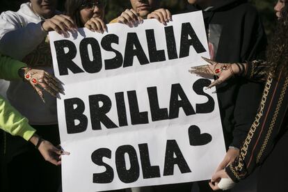 "Rosalía brillas sola" reza un cartel de jóvenes que esperan al concierto de Rosalía.
