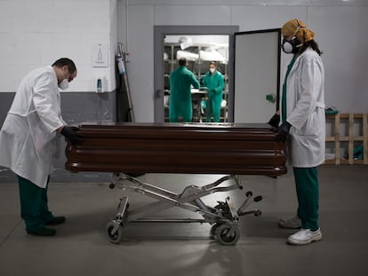 Trabajadores de Memora (Barcelona) sacan a difunto infectado por la covid-19 para introducirlo en un ataúd.