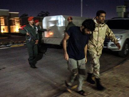 Milicianos libios leales al mariscal Jalifa Hafter detenían a un supuesto mercenario, el pasado mayo en Bengazi (Libia)