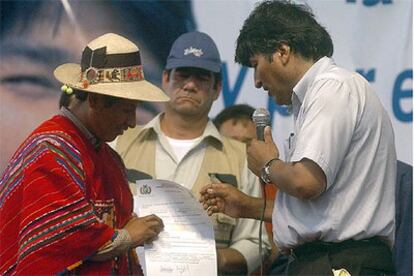 Evo Morales (derecha) entrega un título de propiedad a un representante indígena, el sábado en Santa Cruz.