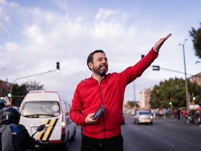 Carlos Fernando Galán entrega volantes al oriente de Bogotá, el pasado 19 de octubre.