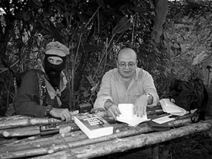 Manuel Vázquez Montalbán, entrevistando al <i>subcomandante</i> Marcos.