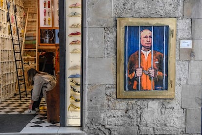 Una pintada que representa a Putin entre rejas, en una calle de Barcelona.