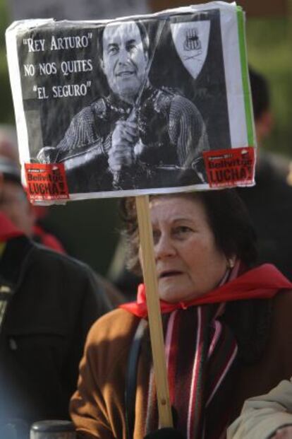 Protesta contra los recortes en el hospital de Bellvitge, ayer en el Parlament.