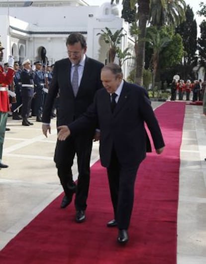 Rajoy y Buteflika, ayer en Argel.