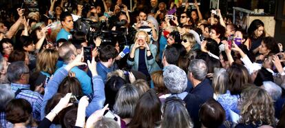 Los seguidores de Ahora Madrid se vuelcan con la juez Manuela Carmena, candidata al Ayuntamiento, que ha tenido que salir a excusarse ante las más de 1.500 personas —según cálculos de su partido— que no habían conseguido entrar en el céntrico cine Palafox para participar en el acto 'Ahora nosotras. Las mujeres con Manuela'. La afluencia de público —mayoritariamente femenino— fue tal que desbordó la calle y la policía optó por cortar la circulación.