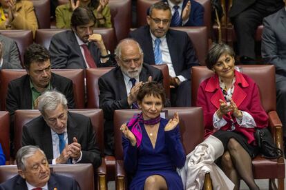 Al iniciar su discurso, el presidente ha hecho un repaso del "difícil" año: inflación, pandemia, déficit público, fracaso de la propuesta constitucional. En la imagen, la ministra Carolina Tohá aplaude durante el inicio de la Cuenta Pública.