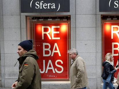 Vista de un escaparate que anuncia las rebajas de invierno 2018 que hoy empiezan en varios comercios españoles tras finalizar las fiestas navideñas.