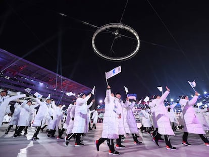 Atletas da delegação da Coreia Unificada na cerimônia de abertura dos Jogos de Inverno.