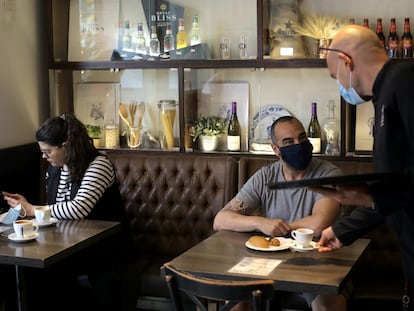 Un camarero atiende a un cliente en el Núria. ALBERT GARCIA