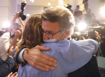 El presidente de la Xunta, Alberto Núñez Feijóo, abraza a su mujer tras revalidar su cuarta mayoría absoluta, esta noche en un hotel de Santiago de Compostela.