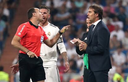 Julen Lopetegui protesta al árbitro del partido, Mateu Lahoz.