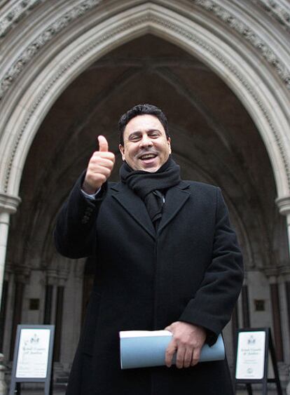 El embajador venezolano Samuel Moncada celebra el fallo en la puerta del tribunal.