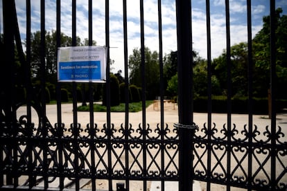 Puerta del Parque del Retiro, cerrado.