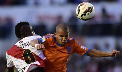 Feghouli y Fatau luchan por un balón.