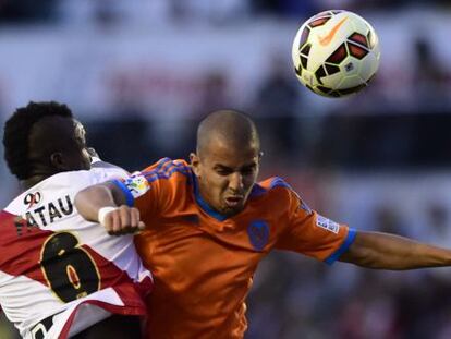 Feghouli y Fatau luchan por un balón.