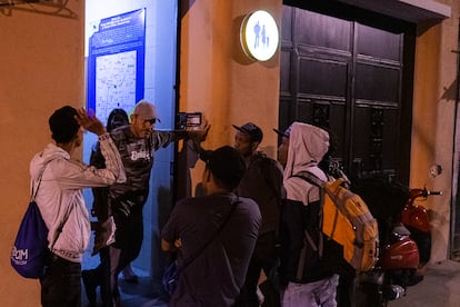 Hundreds of Venezuelans arrive in small groups in Guatemala City at night. Some ask for shelter for a night at the Casa del Migrante, where they can rest and eat something hot.