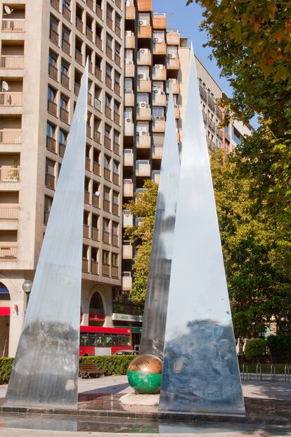 El Monumento a la Constitución, diseñado por Florencio de Pedro Herrera, consta de tres altas pirámides de acero inoxidable. Está situado en el paseo de la Constitución, en Zaragoza. 