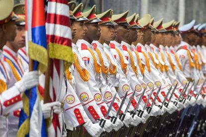 Los miembros de la banda de música militar cubana se cuadra antes del paso del presidente estadounidense Barack Obama y su homólogo cubano Raúl Castro, en el Palacio de la Revolución en La Habana.