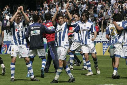 Los jugadores de la Real Sociedad saludan al público de Anoeta tras un encuentro.