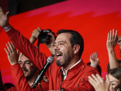 Carlos Fernando Galán celebra el resultado electoral en Bogotá, este domingo.