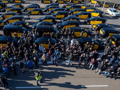 Asamblea de taxistas, este jueves en la estación de Sants de Barcelona.