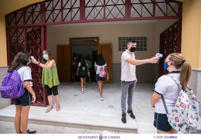 Toma de temperatura a la entrada de un colegio de Gandia (Valencia) este lunes.