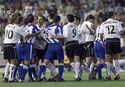 Los jugadores del Valencia y del Deportivo se enfrentan durante el partido de ayer.