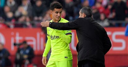 Valverde da instrucciones a Coutinho durante el partido.