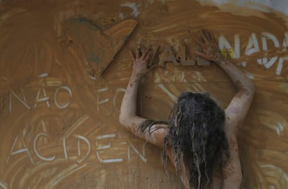 Uma das mensagens deixadas pelos manifestantes: "Não foi um acidente".