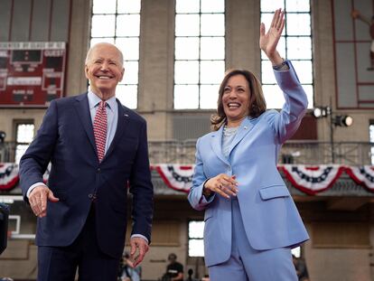 El presidente de EE UU, Joe Biden, y la vicepresidenta, Kamala Harris, saludan a simpatizantes en un acto de campaña en Filadelfia, el 29 de mayo.