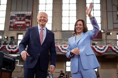 El presidente de EE UU, Joe Biden, y la vicepresidenta, Kamala Harris, saludan a simpatizantes en un acto de campaña en Filadelfia, el 29 de mayo.