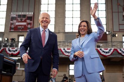 El presidente de EE UU, Joe Biden, y la vicepresidenta, Kamala Harris, saludan a simpatizantes en un acto de campaña en Filadelfia, el 29 de mayo.