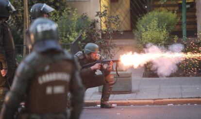 Policiais chilenos disparam bombas de gás lacrimogêneo em Santiago.