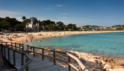 De sorra fina i més de 700 metres de longitud i 50 d’amplada, aquesta platja urbana es va convertir ja a principis del segle passat en un lloc d’estiueig molt apreciat. D’aquella època n’han quedat algunes de les cases que s’hi van construir. Entre elles destaca la casa Estrada, coneguda popularment com la “torre de les tres punxes”, una casa senyorial d’estil modernista. Les casetes de fusta que els banyistes utilitzaven per canviar-se i els seus colors també són un atractiu que s’acostuma a fotografiar. Disposa de tots els serveis i s’hi accedeix fàcilment tant des de Platja d’Aro com des de Sant Feliu.