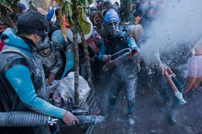 Na localidade de Laza (Ourense, na Espanha) espanhóis celebram um dos carnavais mais antigos da Galícia lançando farinha, no dia 12 de fevereiro de 2018.