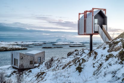 Este proyecto se inició con una idea del músico de jazz Havard Lund, que quería un espacio de trabajo y retiro en la isla de Fleinvaer, en Noruega. El arquitecto, Sami Rintala, ideó una pasarela que conecta los distintos espacios entre la nieve, con la idea de respetar el entorno y no acabar con el musgo que crece en el lugar ni con las aves marinas que allí reposan.