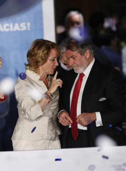 Aguirre y Mayor, anoche en el balcón de Génova.