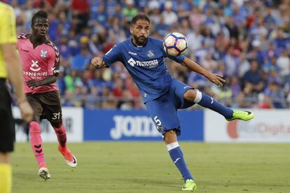 El centrocampista del Getafe Sergio Mora (d) durante el partido.