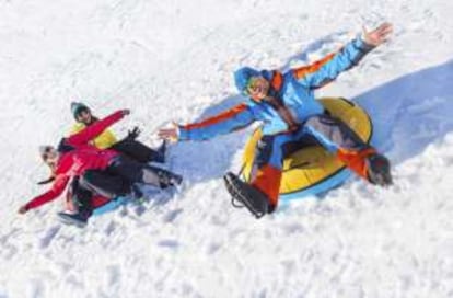 'Tubing' (bajadas sobre flotadores gigantes) en Grau Roig, en la estación de Grandvalira (Andorra). 