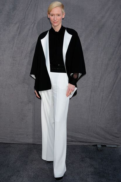 Tilda Swinton, habitual del pantalón en las galas, recurrió a un clásico: un esmoquin en blanco y negro de Yves Saint Laurent.