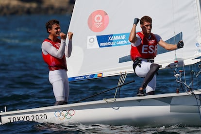 Jordi Xammar y Nicolás Rodríguez de España celebran tras ganar medalla de bronce en el 470 en los Juegos Olímpicos de Tokio. EFE/ Lavandeira Jr