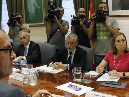 La ministra de Fomento, Ana Pastor, junto al secretario de Estado de Infraestructuras, Julio Gomez Pomar durante su reuni&oacute;n con el presidente de Vueling, Javier Sanchez Prieto (i), y otros dirigentes de la aerol&iacute;nea, esta tarde en Madrid.