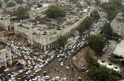 Atasco en el centro de Nueva Delhi, por culpa del apagón que ha afectado a cerca de 600 millones de personas.
