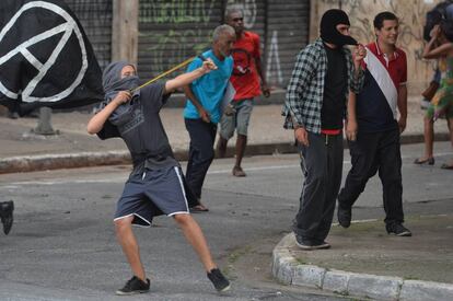 Alguns manifestantes reagiram arremessando pedras contra os policiais.