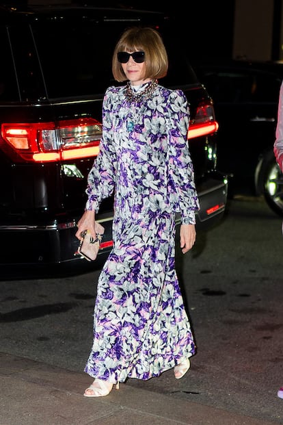 Anna Wintour acompañó a los novios con un elengante vestido largo de estampados y tonos morados y verdes.