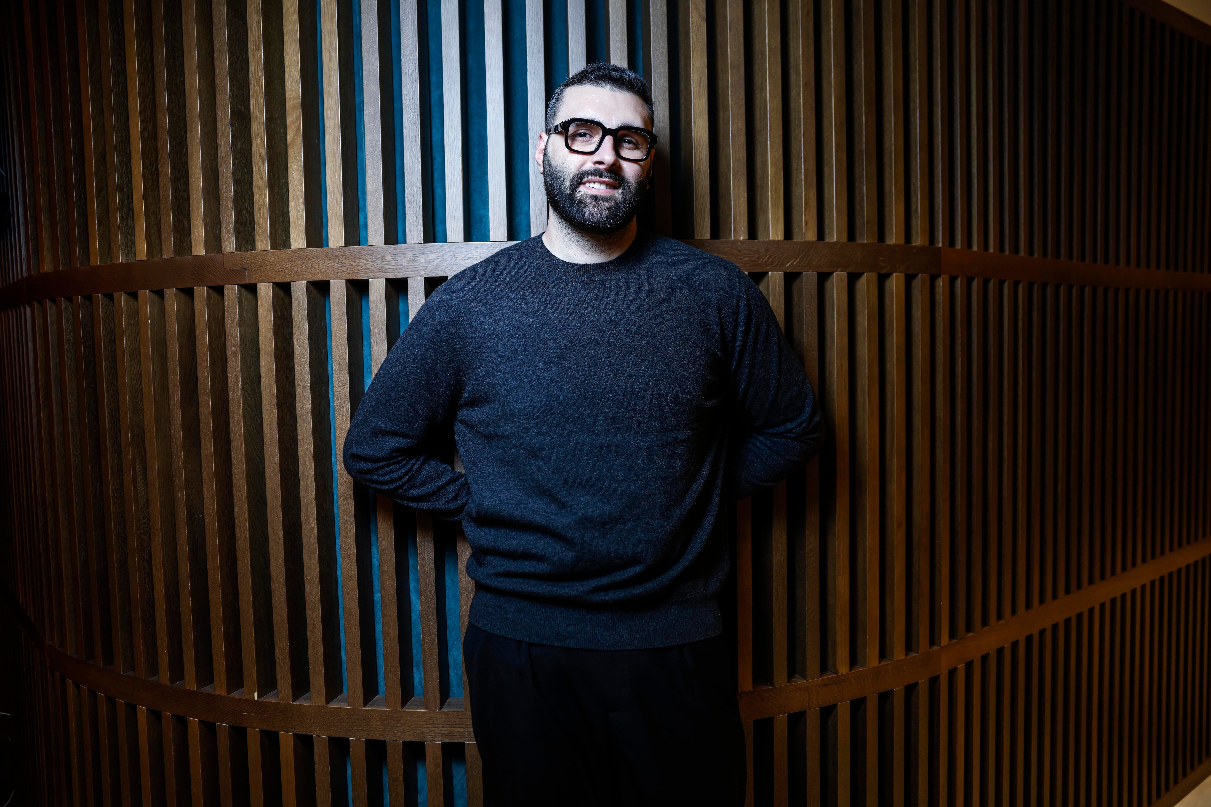 Motaz Azaiza, periodista palestino de 26 años, pudo salir de Gaza y se dedica a movilizar apoyos y recursos para los habitantes de la Franja.