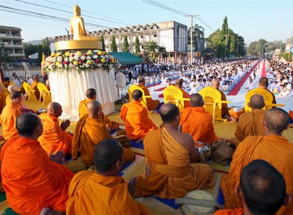 Miles de monjes budistas conmemoran el quinto aniversario del tsunami que asoló el sudeste asiático en Takua Pa, provincia de Phang Nga, Tailandia