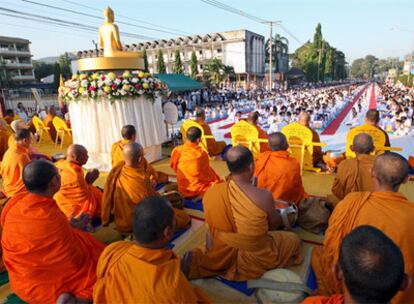 Miles de monjes budistas conmemoran el quinto aniversario del tsunami que asoló el sudeste asiático en Takua Pa, provincia de Phang Nga, Tailandia