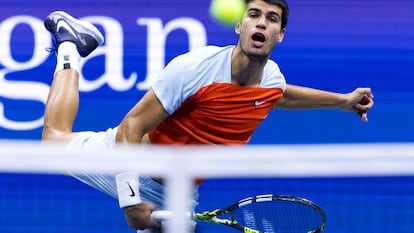 Alcaraz sirve durante el partido contra Tiafoe en la central de Nueva York.